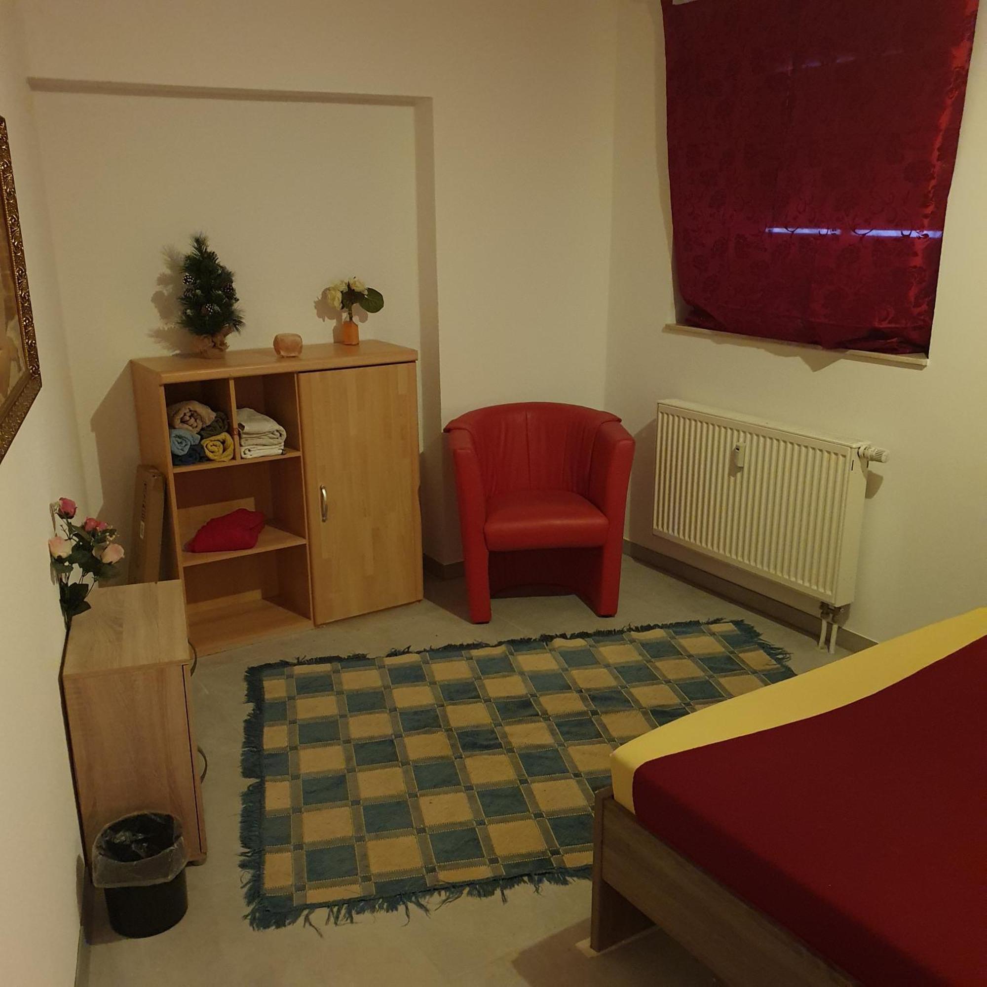 Halle, Top -Preise, Grosse 79 Qm Sd Fewo, Eg, Wahlweise Mit 1- 3 Dz, Inklusiv Tv Lounge, Kueche, Bad Wc Einfach Und Gut, Langzeitmieter Vb Preise Halle  외부 사진