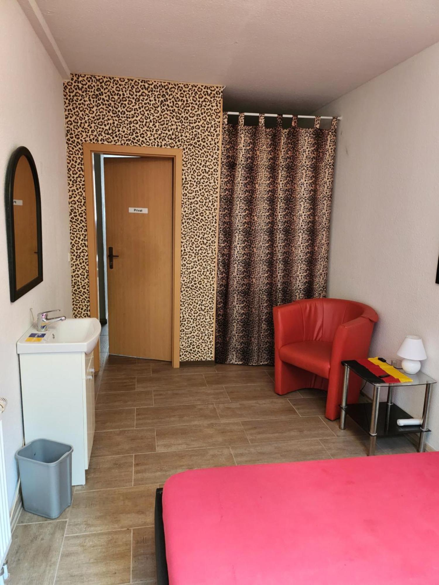 Halle, Top -Preise, Grosse 79 Qm Sd Fewo, Eg, Wahlweise Mit 1- 3 Dz, Inklusiv Tv Lounge, Kueche, Bad Wc Einfach Und Gut, Langzeitmieter Vb Preise Halle  외부 사진