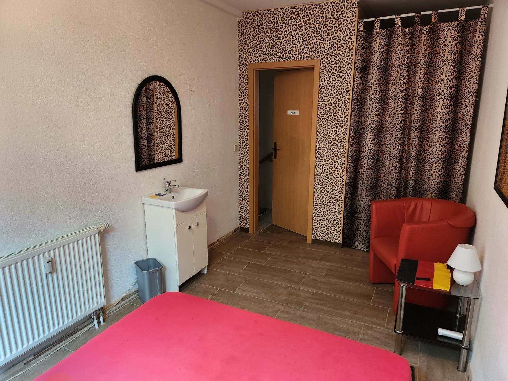 Halle, Top -Preise, Grosse 79 Qm Sd Fewo, Eg, Wahlweise Mit 1- 3 Dz, Inklusiv Tv Lounge, Kueche, Bad Wc Einfach Und Gut, Langzeitmieter Vb Preise Halle  외부 사진