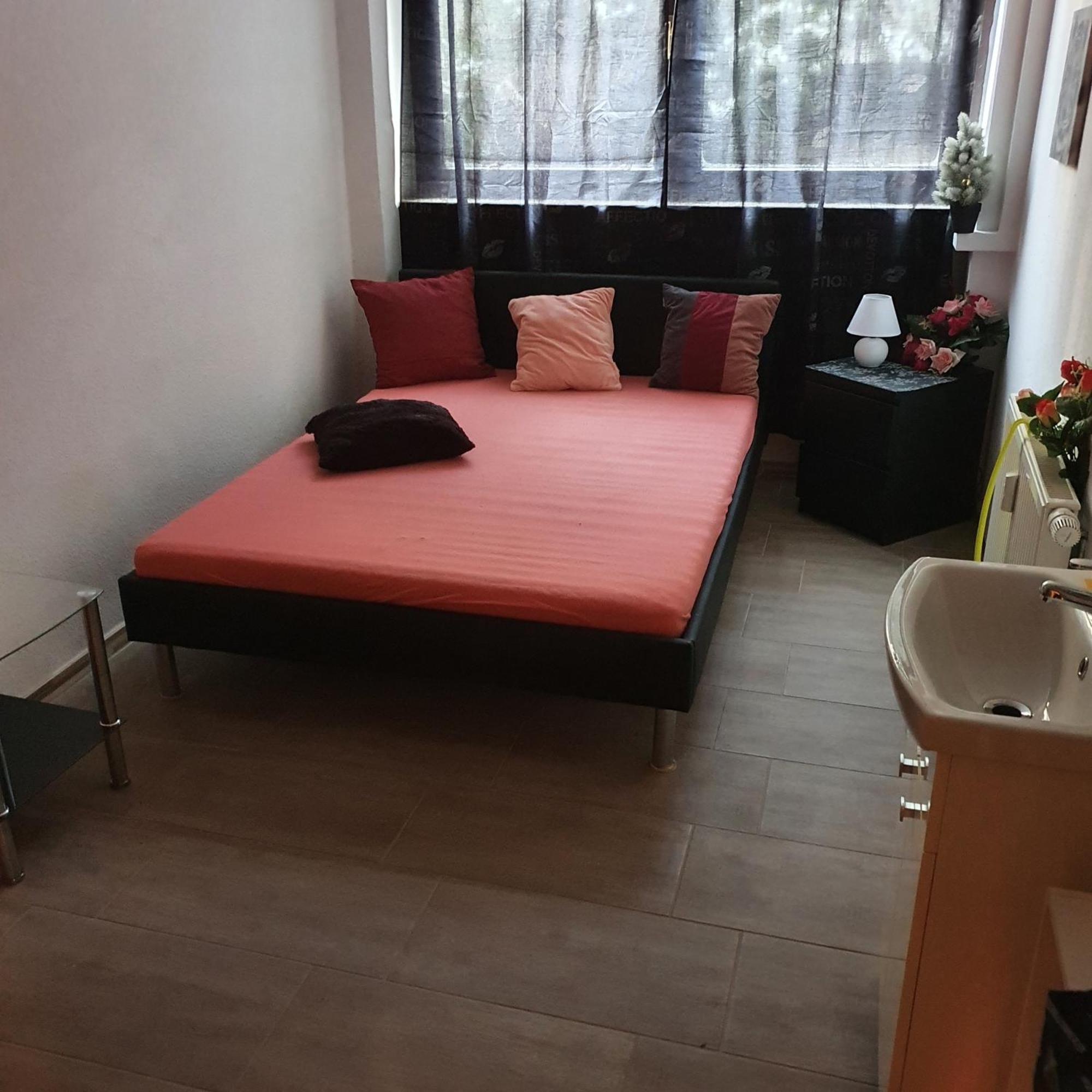 Halle, Top -Preise, Grosse 79 Qm Sd Fewo, Eg, Wahlweise Mit 1- 3 Dz, Inklusiv Tv Lounge, Kueche, Bad Wc Einfach Und Gut, Langzeitmieter Vb Preise Halle  외부 사진