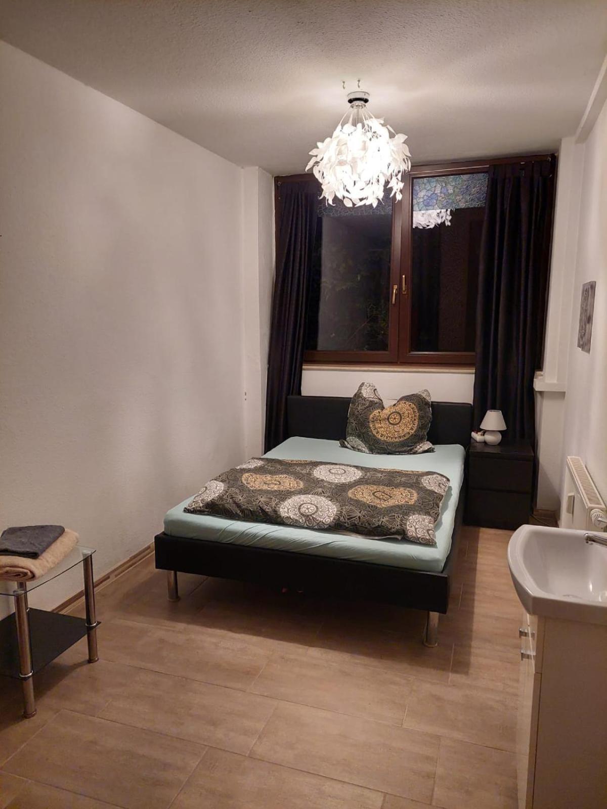 Halle, Top -Preise, Grosse 79 Qm Sd Fewo, Eg, Wahlweise Mit 1- 3 Dz, Inklusiv Tv Lounge, Kueche, Bad Wc Einfach Und Gut, Langzeitmieter Vb Preise Halle  외부 사진