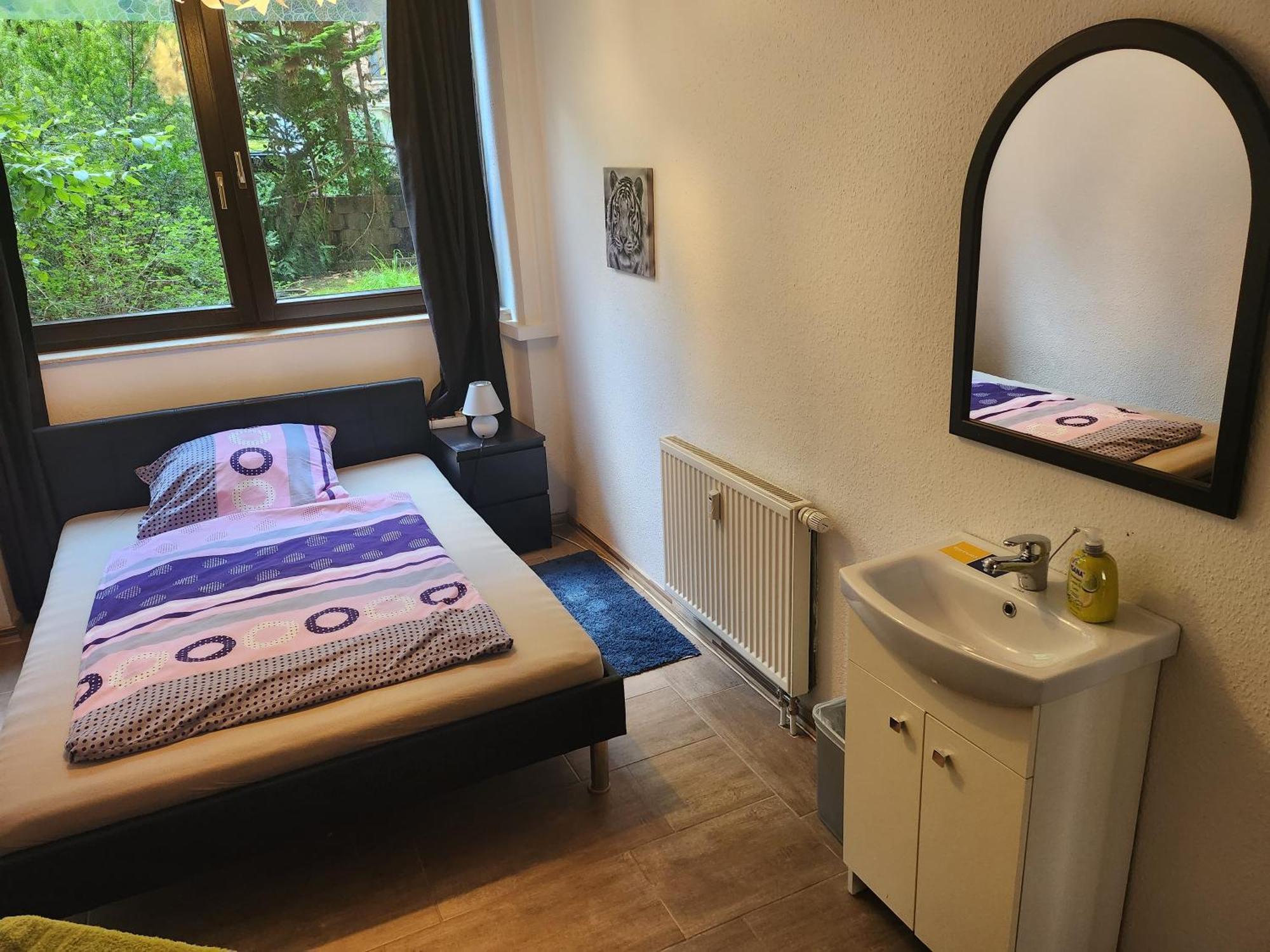 Halle, Top -Preise, Grosse 79 Qm Sd Fewo, Eg, Wahlweise Mit 1- 3 Dz, Inklusiv Tv Lounge, Kueche, Bad Wc Einfach Und Gut, Langzeitmieter Vb Preise Halle  외부 사진